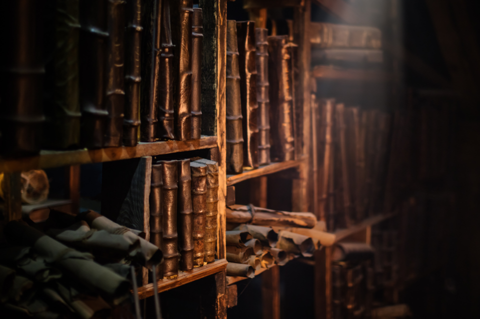 AS-SAYUTI BERJASA DALAM PENYALINAN KITAB LAMA