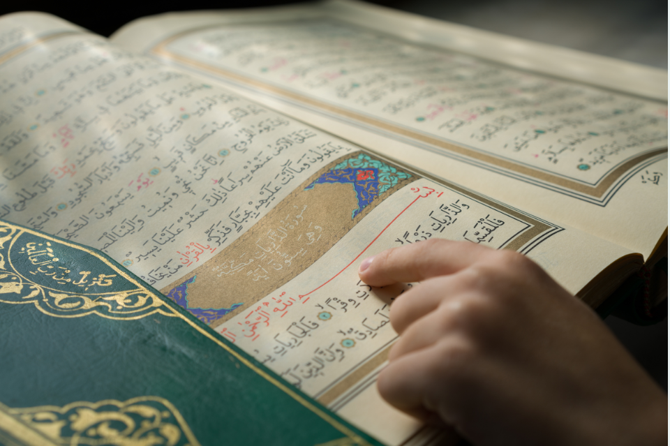 ORANG PERTAMA MENGUMANDANGKAN AL-QURAN DENGAN SUARA MERDU