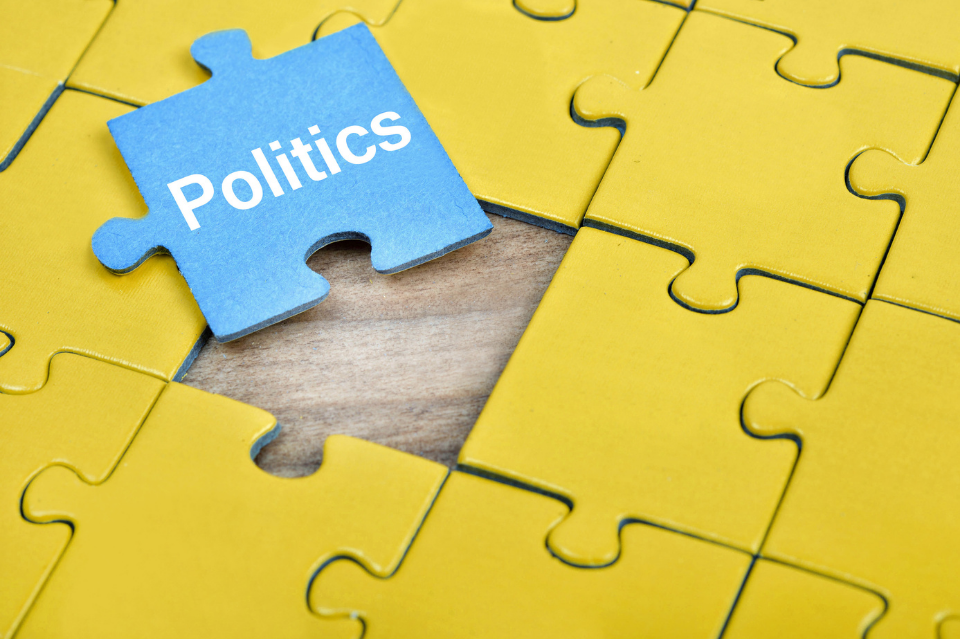 JANGAN MEMPERTUHANKAN POLITIK