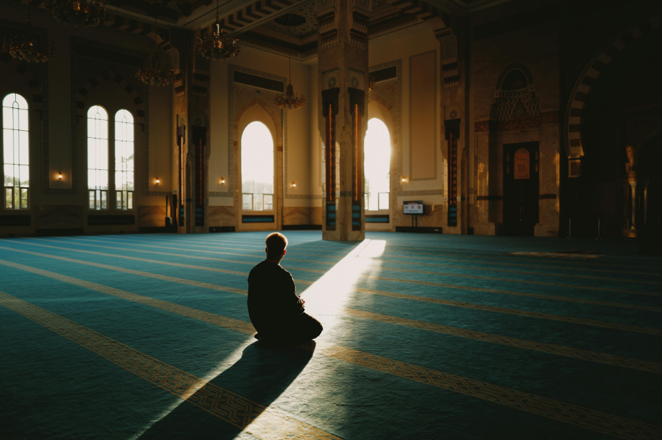BERIKTIKAF MENGHAYATI LAILATUL QADAR
