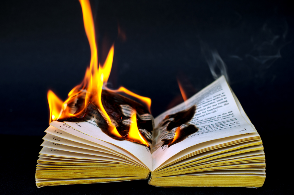 MENUNGGU KEMATIAN BUKU